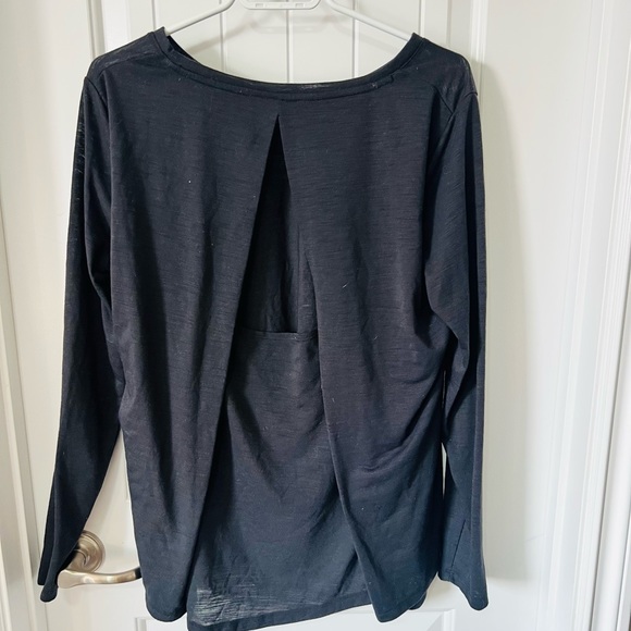 Under armour open back long sleeve shirt. Black. EUC. Size large. Lightweight - Picture 2 of 4